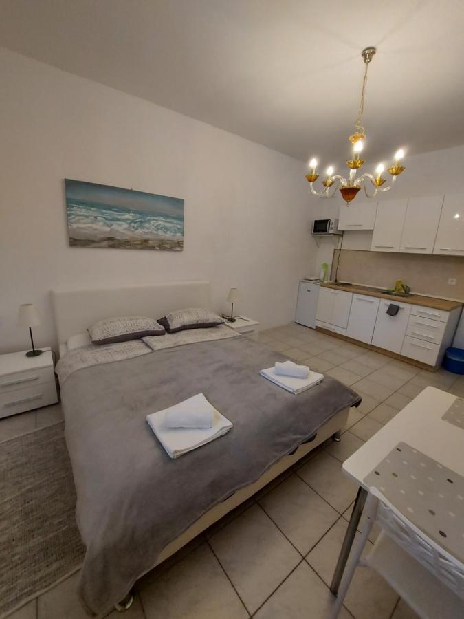 Studio Apartments Ana & Mia Vis Kültér fotó
