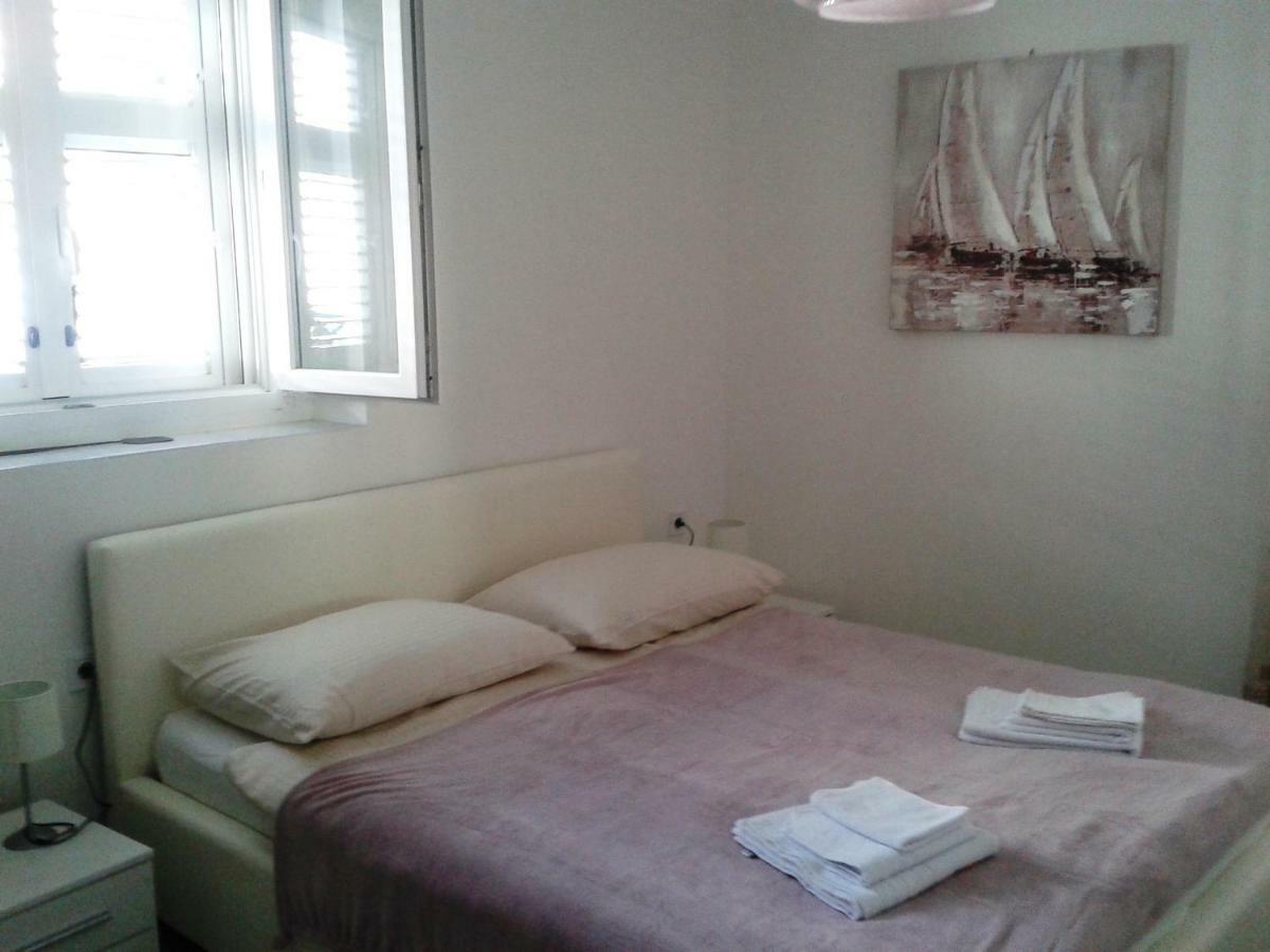 Studio Apartments Ana & Mia Vis Kültér fotó